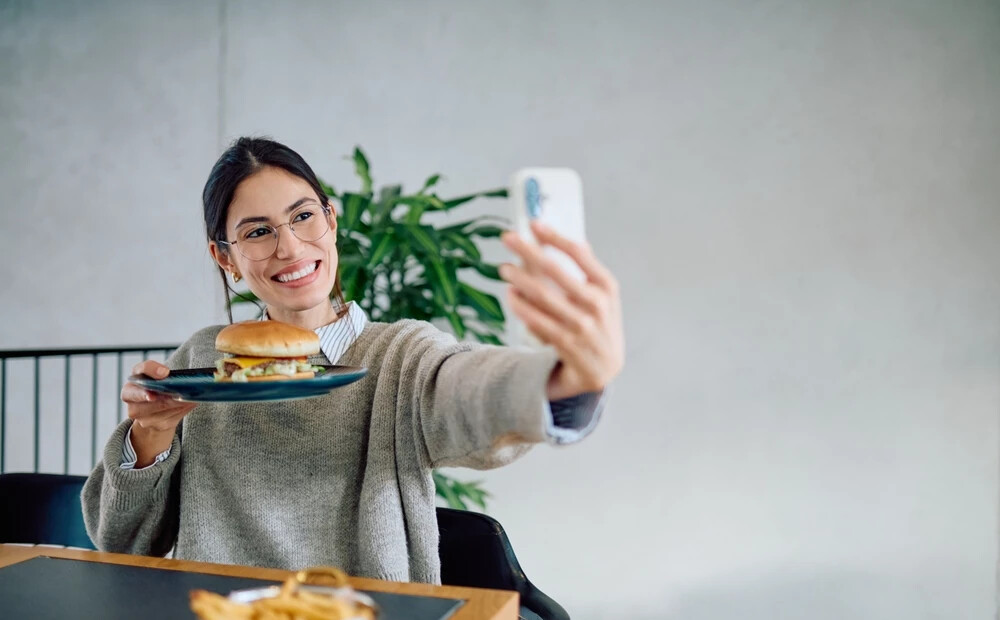 Vīrieša stāsts: nevaru ciest savas sievas “zīmēšanos” sociālajos tīklos