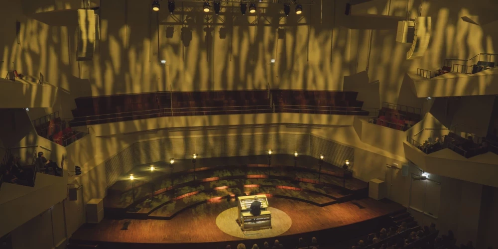 Koncerta pirmajā daļā skanēja Johana Sebastiāna Baha prelūdijas un fūgas, eleganta triosonāte kas pieder pie Baha sarežģītākajiem opusiem ērģelēm. 