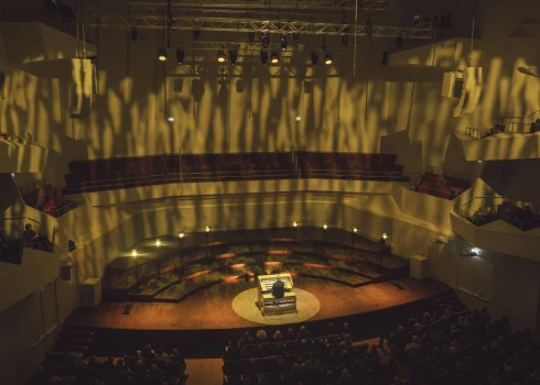 Koncerta pirmajā daļā skanēja Johana Sebastiāna Baha prelūdijas un fūgas, eleganta triosonāte kas pieder pie Baha sarežģītākajiem opusiem ērģelēm. 