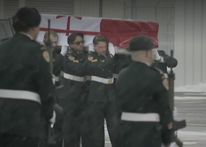 Zemes klēpī guldīts netālu no Rīgas bojāgājušais Kanādas karavīrs