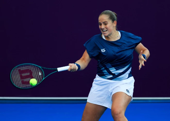 Ostapenko pārliecinoši uzvar WTA 10. raketi un sasniedz Dohas astotdaļfinālu