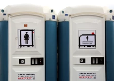 Jelgavā uz nenoteiktu laiku slēgta stacionārā tualete Uzvaras parkā