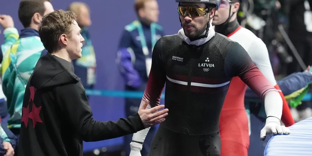 Latvijas sportisti cīnās 1000 metru kvalifikācijā šorttrekā.