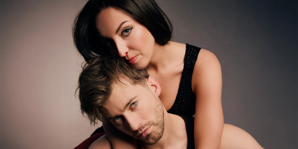 Galvenajās lomās - Anna Nele Āboliņa un Aksels Aizkalns.