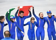 Jauktajā šorttreka stafetē uzvar Itālija; austrietes kļūst par pirmajām čempionēm kalnu slēpošanas sieviešu komandu kombinācijā