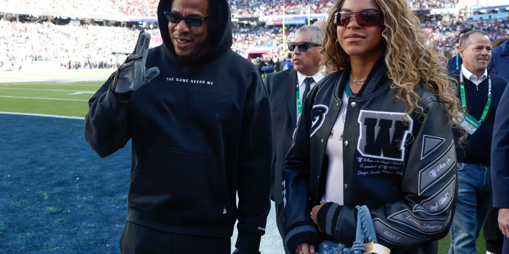 Jay-Z un Bejonses meita Blū Aivija ar tēti apmeklē “Super Bowl 2026”. Viņa ir tik pārsteidzoši līdzīga savai slavenajai mammai. Pasākumu ar tēti apmeklēja arī jaunākā meita Rumi.