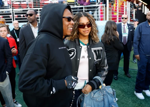Jay-Z un Bejonses meita Blū Aivija ar tēti apmeklē “Super Bowl 2026”.