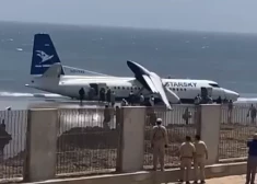 VIDEO. Okeānā pie Somālijas pludmales nosēžas lidmašīna ar 55 cilvēkiem