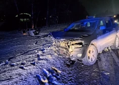 Pamatīga sadursme uz Rīgas apvedceļa: iespējams, vienai automašīnai bija vasaras riepas