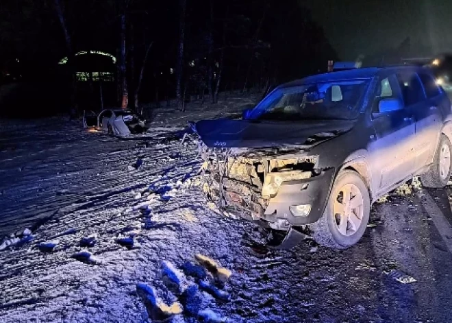 Pamatīga sadursme uz Rīgas apvedceļa: iespējams, vienai automašīnai bija vasaras riepas