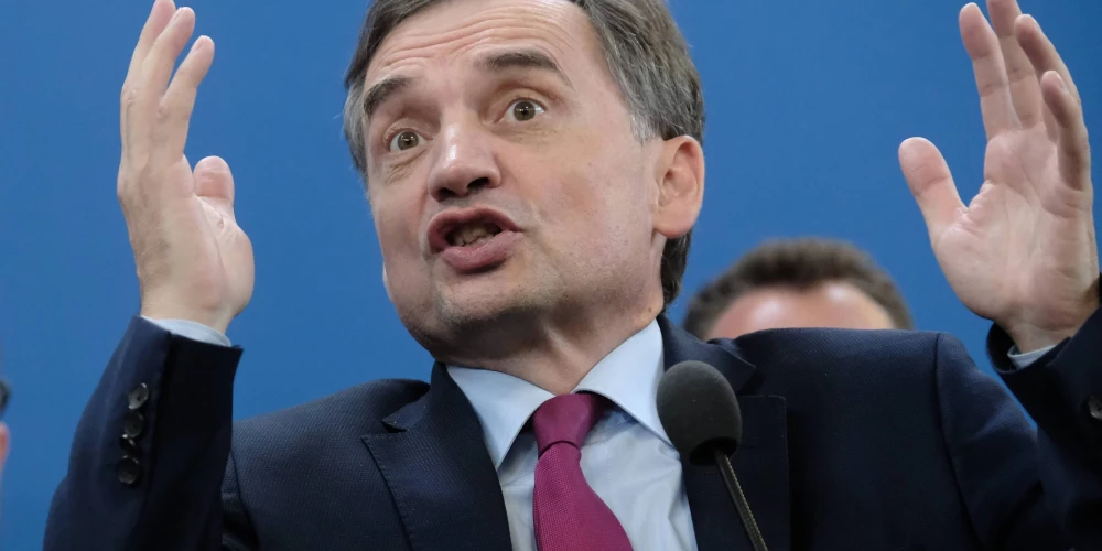 Bijušais Polijas tieslietu ministrs Zbigņevs Zjobro tiek turēts aizdomās, ka ir piesavinājies summu, kas līdzvērtīga 36 miljoniem eiro, no cietušo atbalsta fonda, cita starpā arī Izraēlas spiegprogrammatūras "Pegasus" iegādei.