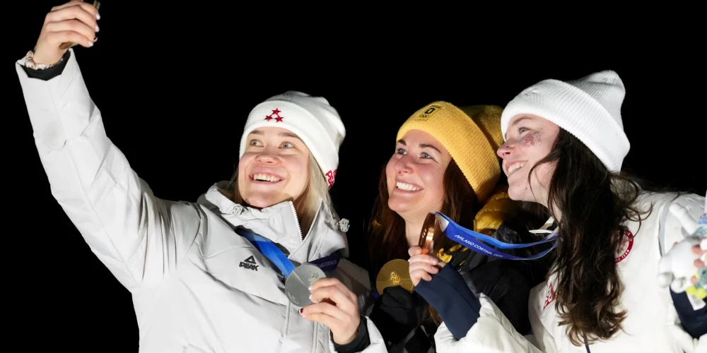 Обладательница серебряной медали, саночница Элина Иева Бота (слева) на церемонии награждения после женских соревнований по санному спорту на трассе для бобслея, саней и скелетона в Кортине на зимних Олимпийских играх.