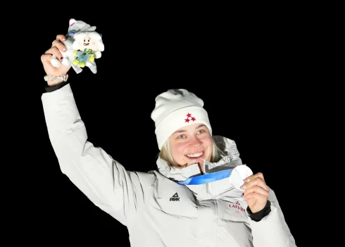 Sudraba medaļas ieguvēja, kamaniņu braucēja Elīna Ieva Bota apbalvošanas ceremonijā pēc kamaniņu sacensībām sievietēm bobsleja, kamaniņu un skeletona trasē Kortīnā 2026. gada Milānas un Kortīnas ziemas olimpiskajās spēlēs Itālijā.