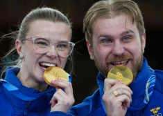 Zviedru māsa un brālis Vrano dramatiski izcīna zelta medaļu jaukto pāru sacensībās kērlingā