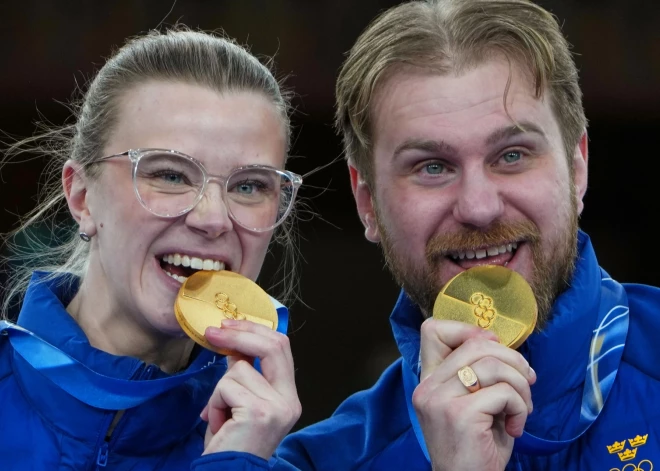 Zviedru māsa un brālis Vrano dramatiski izcīna zelta medaļu jaukto pāru sacensībās kērlingā