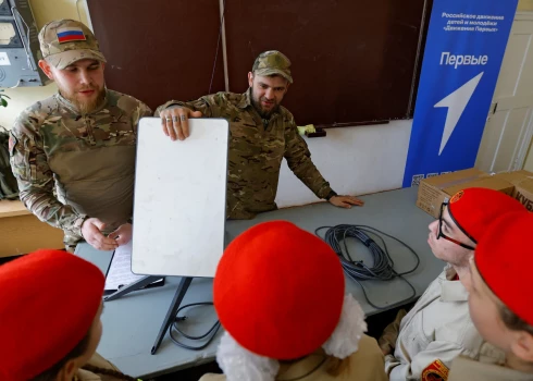 Krievu okupanti 2025. gadā demonstrē "Starlink" termināļus sagrābtās Doneckas apgabala Makiivkas skolēniem. Nu viņi ķeras pie barbariskākiem līdzekļiem, lai gūtu piekļuvi atslēgtajiem termināļiem.