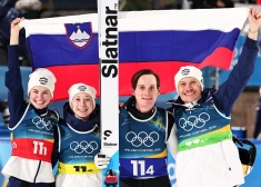 Slovēņu tramplīnlēcēji triumfē komandā, revanšējoties par neveiksmēm individuālajās sacensībās