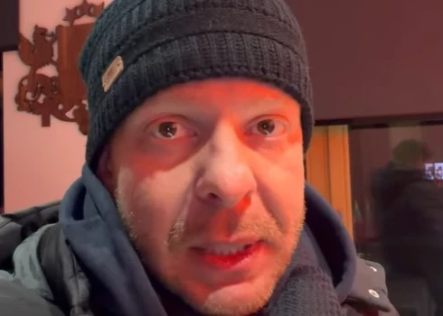 Aleksejs Rosļikovs stāsta par atrastajām noklausīšanās ierīcēm (ekrānuzņēmums no video)