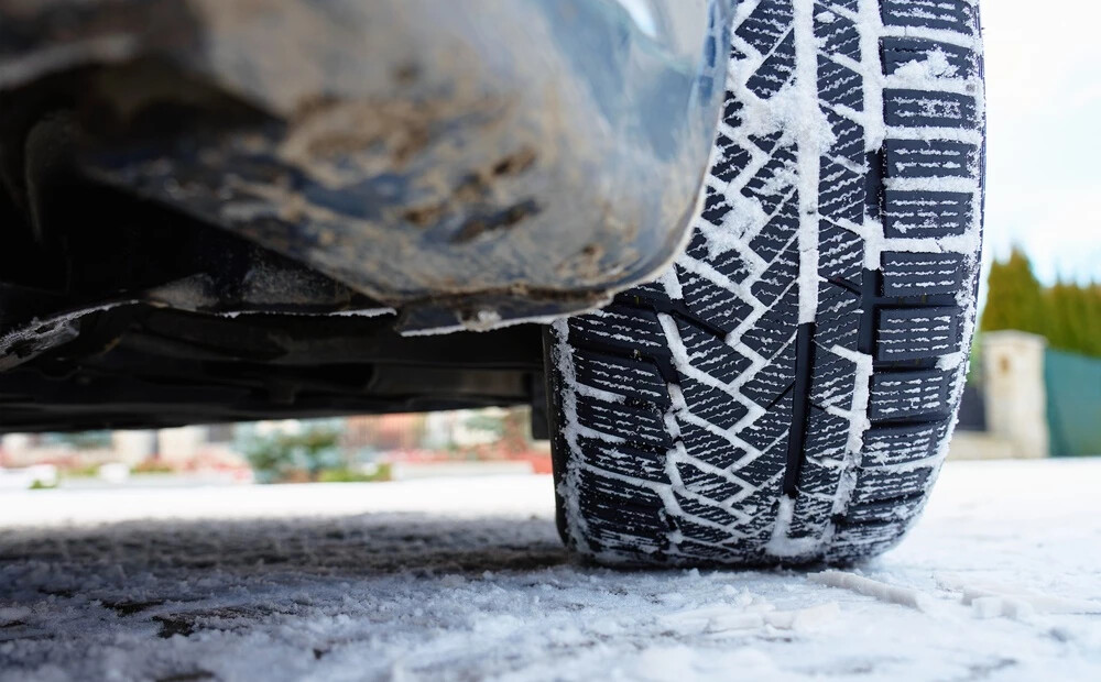 Autovadītāju ievērībai: dažviet valsts centrālajā daļā apledojums apgrūtina braukšanu