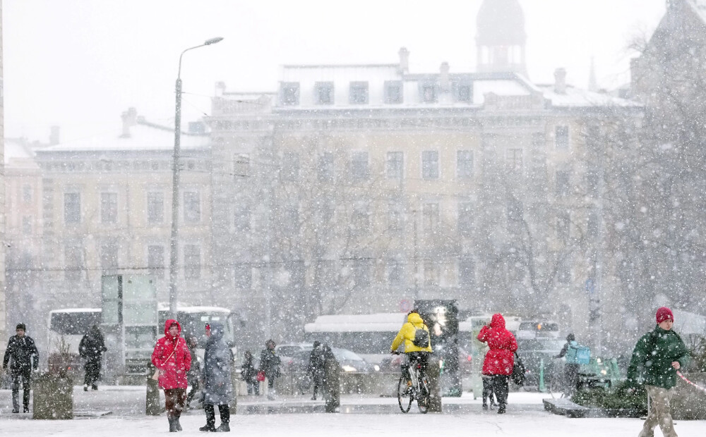 Piektdien gaidāms spēcīgs sniegputenis, daudzviet uzsnigs 10-20 centimetri sniega