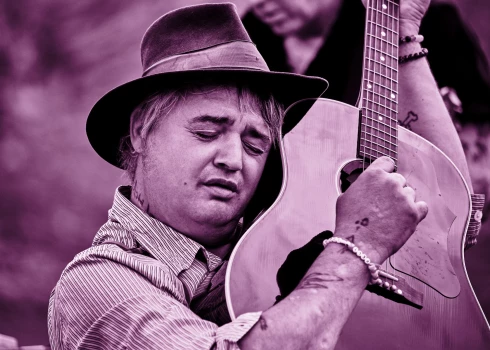 Pīts Dohertijs, kura vārds cieši saistīts ar britu rokmūzikas renesansi 21. gadsimta sākumā, pazīstams gan kā grupu "The Libertines" un "Babyshambles" līderis, gan kā spilgts solomākslinieks.