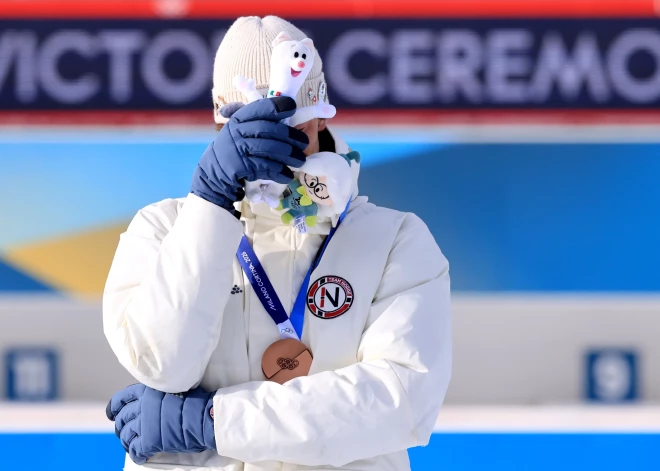 Biatlonists pēc izcīnītas olimpiskās medaļas satricina pasauli ar vaļsirdīgu atzīšanos par sānsoli