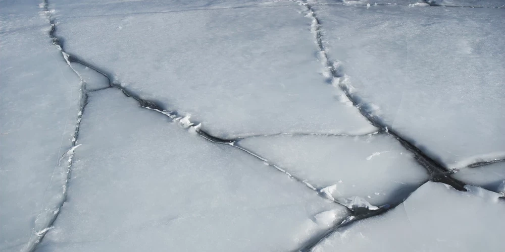 Zēns jūrā ielūza aptuveni 400 metrus no krasta.