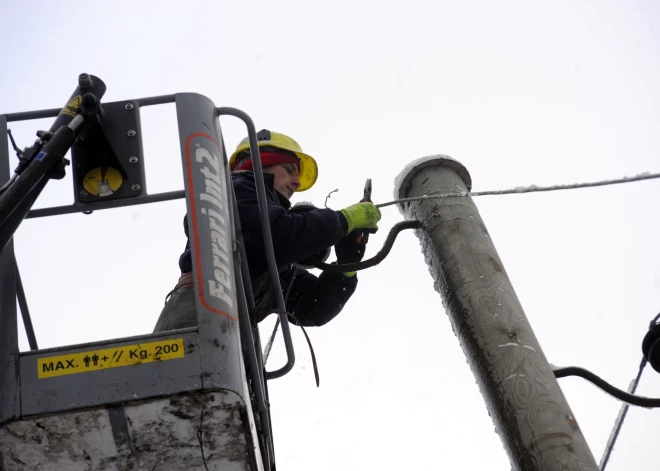 Rīdzinieki satraukti par nelegālajiem gaisa vadiem: dome situāciju risina jau trīs gadus
