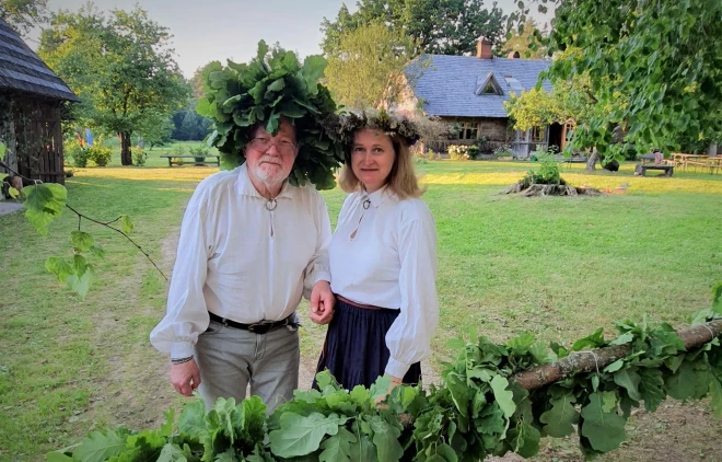 Ar sievu Ievu, svinot Jāņus Ģendertos.