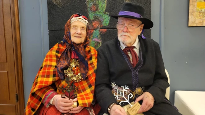 Ar Lidiju Jansoni, saņemot balvu "Austras koks" 2025. gadā.