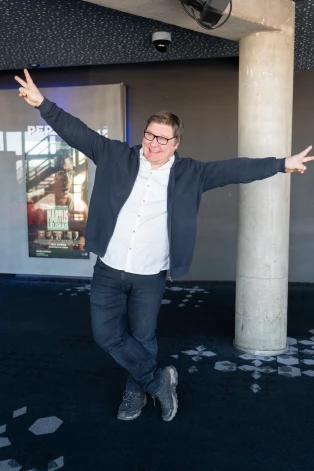 Mārtiņš Egliens filmas "Perfektie" īpašā seansa dienā bija lieliskā garastāvoklī, neslēpjot prieku par sev uzticēto lomu.