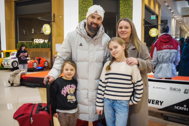 Kaspars Daugaviņš ar dzīves svarīgākajām meitenēm – sievu Santu un meitām Adeli un Amandu. Viņas bija ieradušās atbalstīt vīru un tēti modes skatē, kurā olimpieši demonstrēja sporta un brīvā laika tērpus.