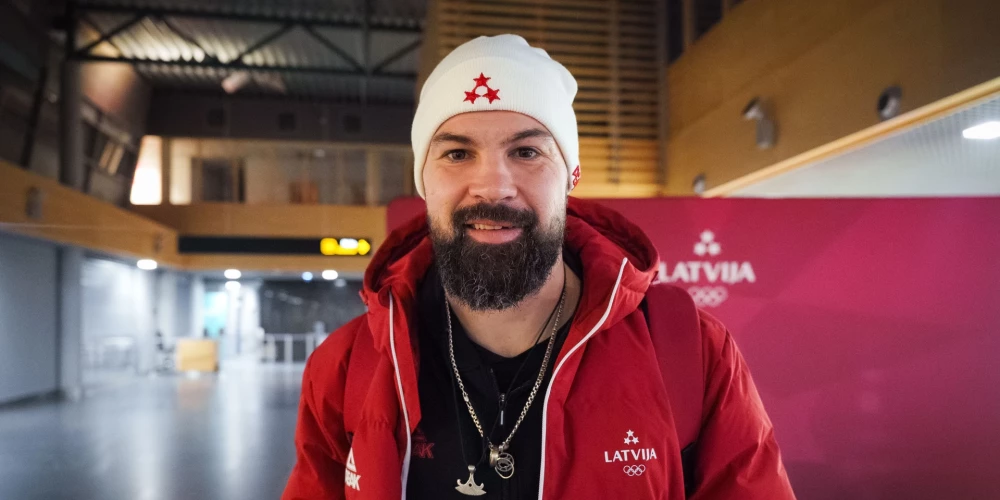 Latvijas hokeja izlases kapteinis atceras, ka lielākoties atklāšanas ceremonijās hokejisti ir pārkarsuši: “Cik atceros, temperatūra vienmēr bijusi plusos. Un šoreiz man vēl ir atbildīgs uzdevums – nest Latvijas karogu. Tas arī noteikti prasīs papildu sviedriņus.”