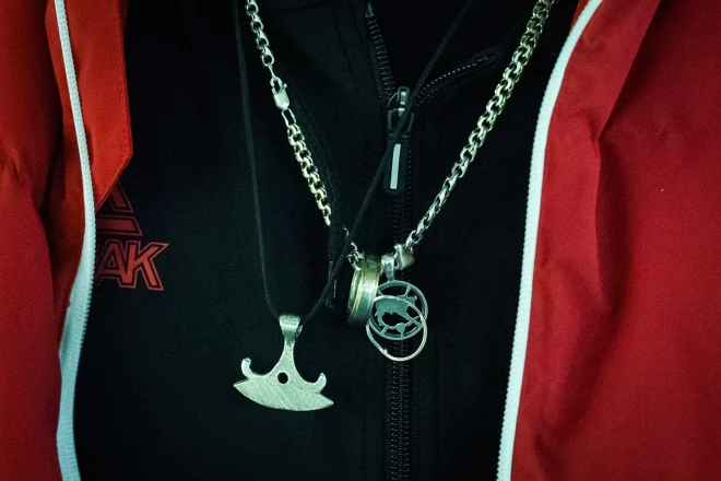 Daugaviņa veiksmes talismani – kakla ķēdītē uzvērts laulību gredzens, horoskopa zīme – Vērsis, kā arī stilizēta aizsardzības zīme – latviešu cirvītis.