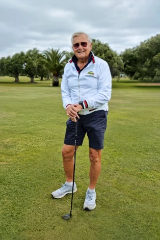 "Viņš katru rītu peldas baseinā, pēc tam vingro, spēlē golfu vai brauc ar velosipēdu. Pret savu veselību mēs abi izturamies atbildīgi," tā Linda.