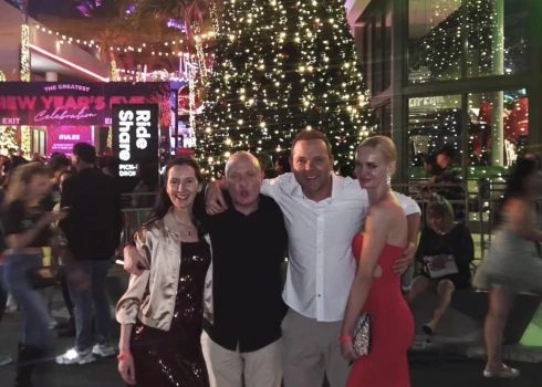 Mūziķis Lauris Reiniks, menedžere Santa Kola un producents Jānis Kļaviņš ar sievu bija devušies ceļojumā uz Puertoriko - galamērķi, kas nav tik ierasts latviešu ceļotāju vidū.