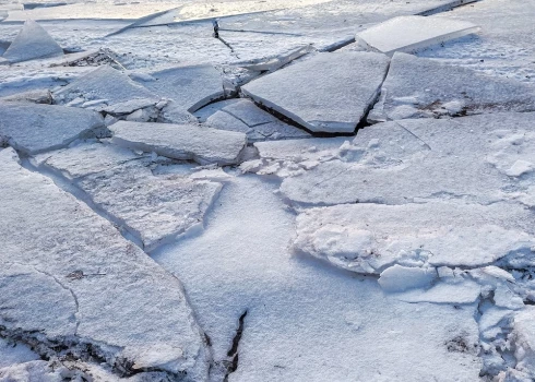 Морской лёд особенно непредсказуем — он образуется неравномерно, а трещины часто скрыты под снегом, что делает их незаметными.