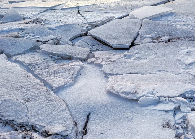 "Это было ужасно! Он так кричал": жительница Лиепаи рассказала о спасении провалившегося в море мальчика