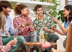 Mazāk formāli, vairāk sirsnīgi: kas īsti ir 8. marta svinības?