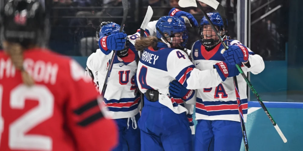 ASV hokejistes priecājas par vārtu guvumu.