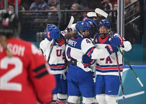 ASV hokejistes priecājas par vārtu guvumu.
