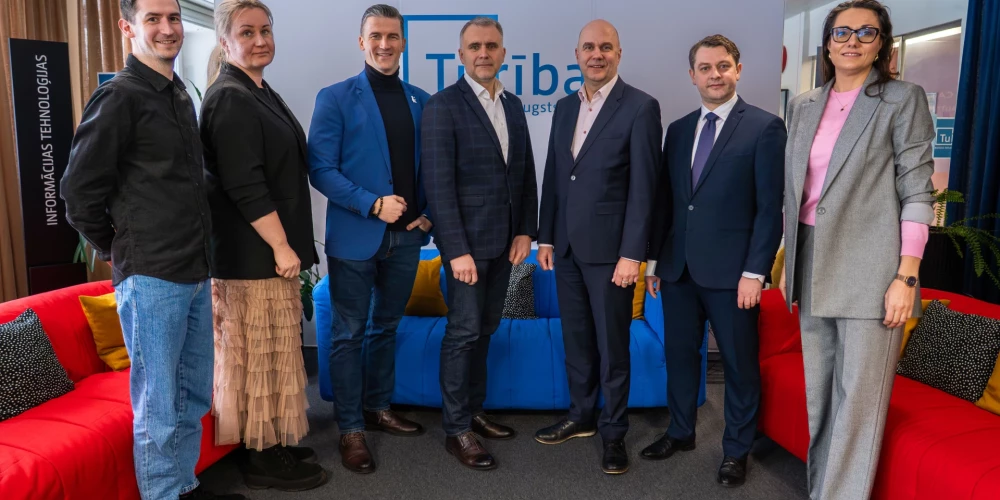 Izglītības, jaunatnes un sociālo lietu komitejas vadītāja vietnieks Kristaps Purviņš (no kreisās), Izglītības, kultūras un sporta pārvaldes vadītāja Liene Šmite, Izglītības, jaunatnes un sociālo lietu komitejas vadītājs Zigmunds Vīķis, domes priekšsēdētājs Aivars Osītis, "Turības" valdes priekšsēdētājs Imants Bergs, "Turības" valdes loceklis un finanšu direktors Jānis Zeibots un komunikācijas direktore Vineta Vītoliņa.