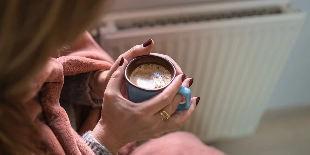 "Rīgas siltums" informē, ka analizējot 5216 dzīvojamo māju siltumenerģijas patēriņu 2026. gada janvārī, redzams, ka 56% dzīvojamo ēku, kas pieslēgtas centralizētajai siltumapgādei Rīgā, siltumenerģijas patēriņš janvārī, salīdzinot ar decembri, pieaudzis par 40–60%. 