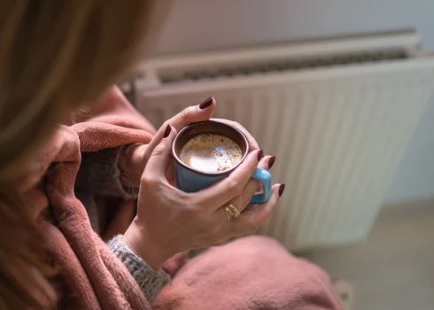 "Rīgas siltums" informē, ka analizējot 5216 dzīvojamo māju siltumenerģijas patēriņu 2026. gada janvārī, redzams, ka 56% dzīvojamo ēku, kas pieslēgtas centralizētajai siltumapgādei Rīgā, siltumenerģijas patēriņš janvārī, salīdzinot ar decembri, pieaudzis par 40–60%.