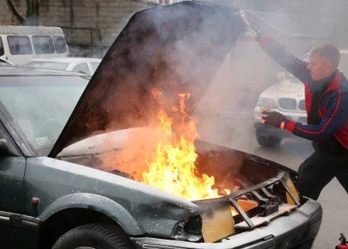 Valsts ugunsdzēsības un glābšanas dienests sadarbībā ar Ugunsdrošības un civilās aizsardzības koledžu rīko pasākumu plašsaziņas līdzekļiem, lai atgādinātu satiksmes dalībniekiem, ko darīt gadījumos, kad aizdegusies automašīna, kā arī par pareizu rīcību pēc ceļu satiksmes negadījumiem./Ilustratīvs attēls.