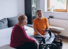 "Это огромный ресурс общества в Латвии": эксперты призывают активнее вовлекать пожилых людей в волонтерство