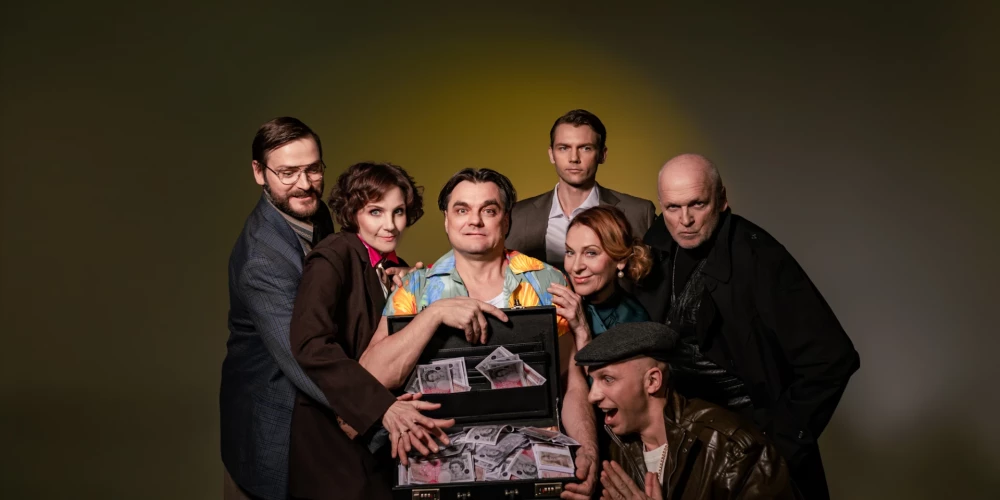 “Svešā nauda” ir viegls, asprātīgs un absurdi smieklīgs stāsts par to, kā nauda spēj izsist cilvēkus no līdzsvara. 