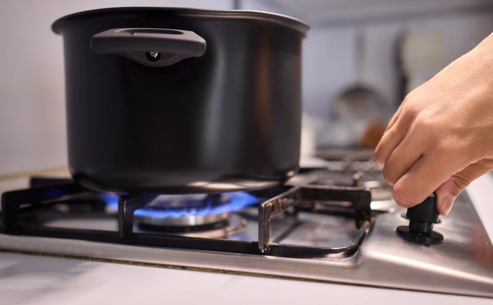 Elektroenerģijai, gāzei un citiem kurināmajiem vidējais cenu līmenis mēneša laikā palielinājās par 2,4%