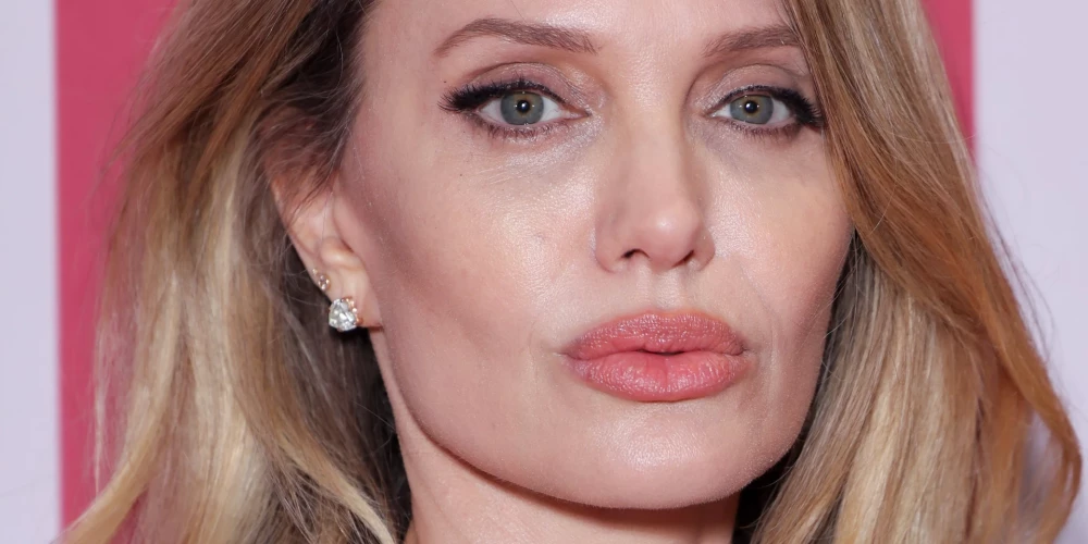 Анджелина Джоли.