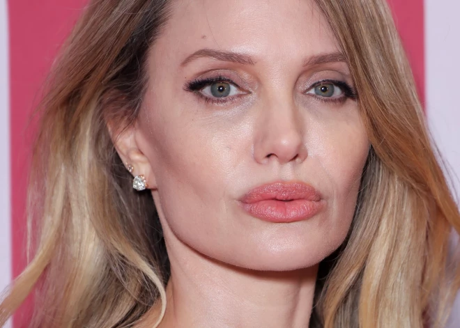 "Идеальная жизнь меня не привлекает": Анджелина Джоли объяснила, почему шрамы на груди стали ее главным украшением